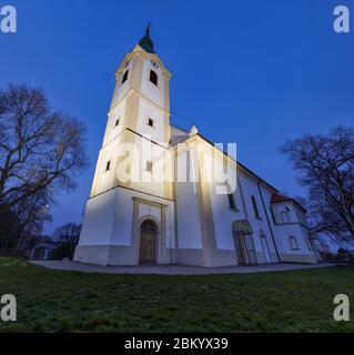 Kirche in der Stadt Senec - Slowakei bei Nacht Stockfoto