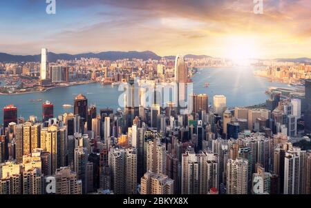 Hongkong bei dramatischem Sonnenuntergang, China Skyline - Luftaufnahme Stockfoto