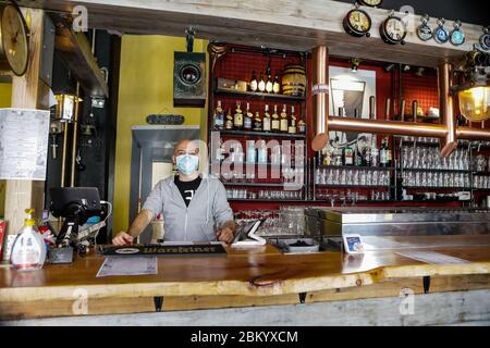 Mit dem Ende der Sperre hat die italienische Regierung es den Bars und Restaurants erlaubt, ausschließlich zum Mitnehmen wieder zu öffnen. Tischservice ist immer noch verboten. Mailand, Den 04. Mai 2020. Stockfoto