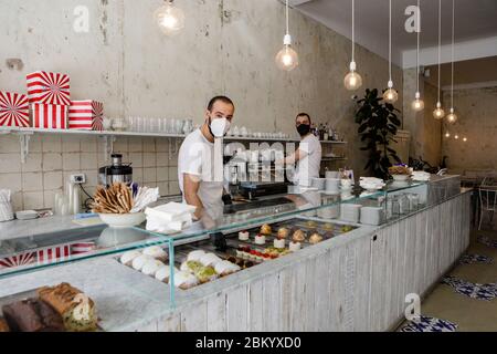 Mit dem Ende der Sperre hat die italienische Regierung es den Bars und Restaurants erlaubt, ausschließlich zum Mitnehmen wieder zu öffnen. Tischservice ist immer noch verboten. Mailand, Den 04. Mai 2020. Stockfoto