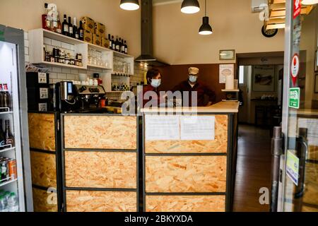 Mit dem Ende der Sperre hat die italienische Regierung es den Bars und Restaurants erlaubt, ausschließlich zum Mitnehmen wieder zu öffnen. Tischservice ist immer noch verboten. Mailand, Den 04. Mai 2020. Stockfoto