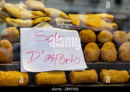 Mit dem Ende der Sperre hat die italienische Regierung es den Bars und Restaurants erlaubt, ausschließlich zum Mitnehmen wieder zu öffnen. Tischservice ist immer noch verboten. Mailand, Den 04. Mai 2020. Stockfoto