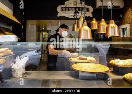 Mit dem Ende der Sperre hat die italienische Regierung es den Bars und Restaurants erlaubt, ausschließlich zum Mitnehmen wieder zu öffnen. Tischservice ist immer noch verboten. Mailand, Den 04. Mai 2020. Stockfoto