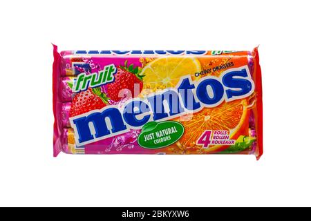 Packung mentos Frucht Bonbons auf weißem Hintergrund Stockfoto