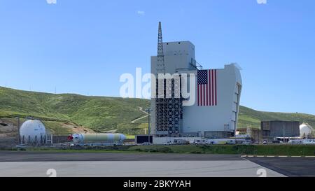 Ein schwerer Delta IV Booster von einem Barge der United Launch Alliance, bekannt als RocketShip, geht an die Horizontale Integrationsfazilität vom 4. Mai 2020 auf der Vandenberg Air Force Base, Calif. EIN HIF ist ein Gebäude, in dem die Stufen einer mehrstufigen Rakete zusammengebracht werden, bevor der zusammengebaute Stapel auf die Startrampe oder den Weltraumstartkomplex ausgerollt und in eine vertikale Position für die endgültige Integration und den Start angehoben wird. (Foto mit freundlicher Genehmigung) Stockfoto