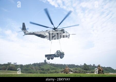 U.S. Marines with Combat Logistics Battalion 4, 3rd Marine Logistics Group, beobachten, wie ein CH-53E Super Hengst simulierte Fracht in der Landing Zone Swan, Okinawa, Japan, 1. Mai 2020 hebt. CLB-4 durchgeführt Hubschrauber Support Team Operationen zur Landung Unterstützung Spezialisten und Piloten zu trainieren, um schwere Ausrüstung und Lieferungen mit einem CH-53E Super Stallion Hubschrauber zu übertragen. (USA Marine Corps Foto von PFC. Courtney A. Robertson) Stockfoto