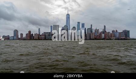 New York, NY, 30. April 2020 – die USNS Comfort verlässt den Hafen von New York, nachdem sie ihre Mission zur Unterstützung der Coronavirus (COVID-19)-Reaktion abgeschlossen und den Stress auf das Krankenhaussystem der Stadt entlastet hat. Das Lazarettschiff der Marine, das am 30. März in New York eintraf, fährt zurück zu seinem Heimathafen in Norfolk, Virginia, um aufzufüllen und auf seinen nächsten Einsatz zu warten. K.C. Wilsey/FEMA Stockfoto