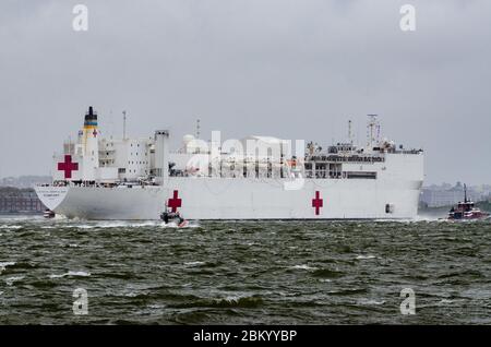 New York, NY, 30. April 2020 – die USNS Comfort verlässt den Hafen von New York, nachdem sie ihre Mission zur Unterstützung der Coronavirus (COVID-19)-Reaktion abgeschlossen und den Stress auf das Krankenhaussystem der Stadt entlastet hat. Das Lazarettschiff der Marine, das am 30. März in New York eintraf, fährt zurück zu seinem Heimathafen in Norfolk, Virginia, um aufzufüllen und auf seinen nächsten Einsatz zu warten. FEMA Region 2 Administrator Tom von Essen, NYC Emergency Management Commissioner Deanne Criswell und USAF General Terrence J. O’Shaughnessy vor dem Gespräch mit der Presse. K.C. Wilsey/FEMA Stockfoto