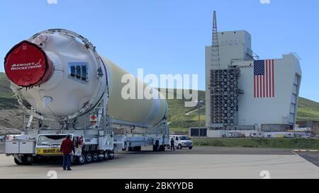 Ein schwerer Delta IV Booster von einem Barge der United Launch Alliance, bekannt als RocketShip, geht an die Horizontale Integrationsfazilität vom 4. Mai 2020 auf der Vandenberg Air Force Base, Calif. EIN HIF ist ein Gebäude, in dem die Stufen einer mehrstufigen Rakete zusammengebracht werden, bevor der zusammengebaute Stapel auf die Startrampe oder den Weltraumstartkomplex ausgerollt und in eine vertikale Position für die endgültige Integration und den Start angehoben wird. (Foto mit freundlicher Genehmigung) Stockfoto