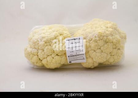 Alberton, Südafrika - eine Packung frischer Blumenkohl von Woolworths Food isoliert auf einem klaren Hintergrundbild mit Kopierraum Stockfoto