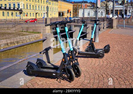 Tier-Elektro-Scooter oder E-Scooter in der Fußgängerzone der Stadt geparkt. Helsinki, Finnland. 22. April 2020. Stockfoto