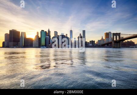 Skyilne in Manhattan, New York City bei Sonnenuntergang. Stockfoto