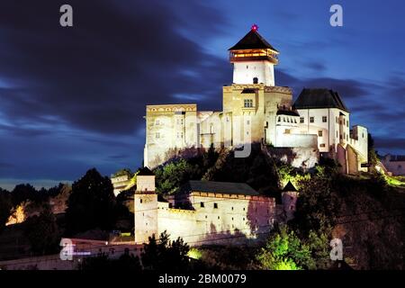 Schloss bei Nacht in Trencin, Slowakei Stockfoto