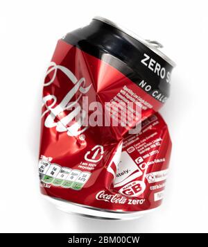 Zerkleinerte AluminiumDose von Coca Cola Null Stockfoto