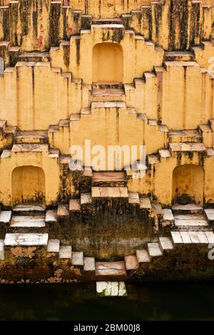 Treppen von Panna Meena ka Kund Steffwell in Jaipur, Rajasthan, Indien Stockfoto