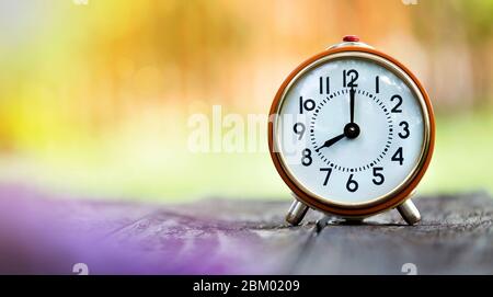 Zeitmanagement Konzept - Web Banner eines Retro-orange Wecker Stockfoto