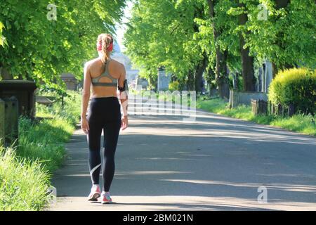 London, Großbritannien. Mai 2020. Die Menschen stehen früh auf, um im Sonnenschein auf dem Brompton Cemetery, West London, Sport zu treiben. Kredit: Brian Minkoff/Alamy Live News Stockfoto