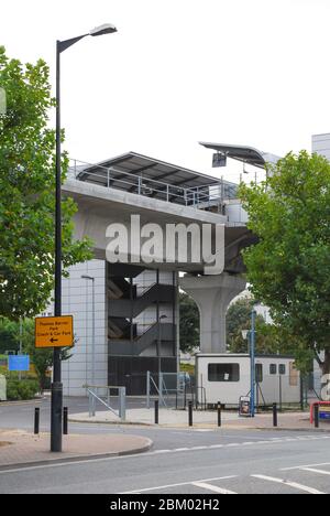 Docklands Light Railway Geometrie Form Curve Platforms Pontoon Dock DLR Station, Royal Docks, London Silvertown Stockfoto