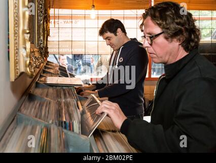 DJs schauen sich am Record Store Day im Palace Vinyl, einem Plattenladen im Crystal Palace, Südlondon, durch Platten Stockfoto