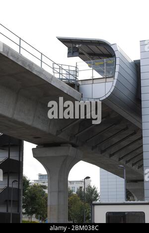 Docklands Light Railway Geometrie Form Curve Platforms Pontoon Dock DLR Station, Royal Docks, London Silvertown Stockfoto