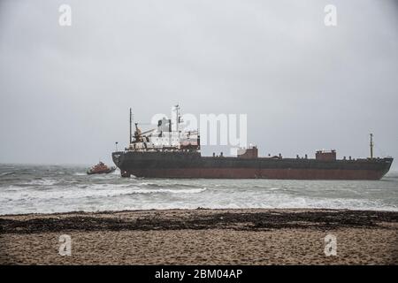 Falmouth Cornwall, der unglückliche russische Bulk-Carrier Kuzma Minin, seit der Umbenennung Energy Annabelle, verlässt Falmouth Port diese Woche Russian Cargo Schiff läuft auf Grund auf Gyllyngvase Strand Falmouth Cornwall, Großbritannien. 18. Dez, 2018. Mit dem falmouth-Rettungsboot verlässt der unglückliche russische Bulkcarrier Kuzma Minin, der inzwischen in Energy Annabelle umbenannt wurde, diese Woche den Hafen von Falmouth, um einen Schiffsbrecher in Sea Diamond zu suchen. Es hat 15 Monate an der Cross Roads Unfallstation Boje vertäut. Am 18. Dezember 2018 schleppte der Massengutfrachter Anker in Sturmwind und ging westlich von Gyllyngvase an Land Stockfoto