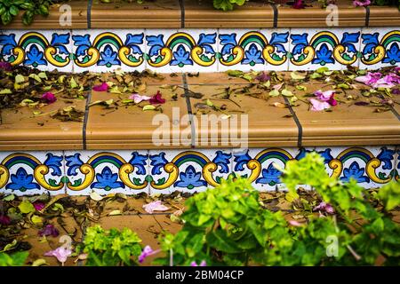 Traditionelle spanische Fliesen mit klassischem Design auf den Stufen einer Villa in Oliva, Valencia Stockfoto