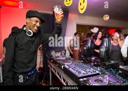 Der verstorbene Paul Trouble Anderson DJing auf einer privaten Party in South London Stockfoto