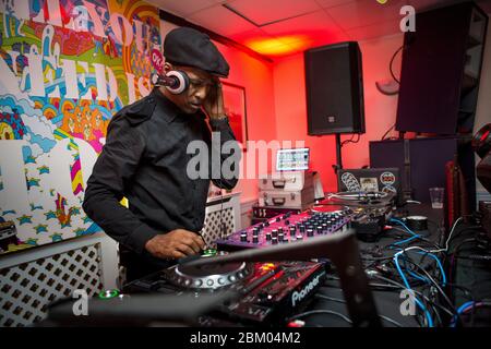 Der verstorbene Paul Trouble Anderson DJing auf einer privaten Party in South London Stockfoto