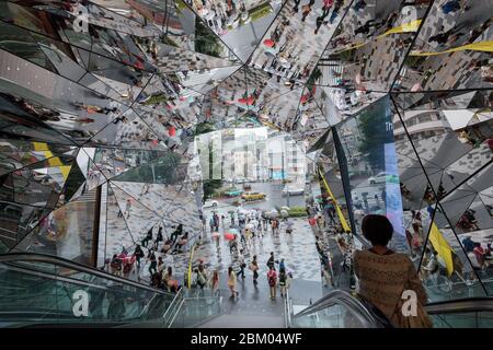 Die verspiegelte Eingangshalle zum Tokyu Plaza-Gebäude in Omotesando, Tokio, Japan. Stockfoto