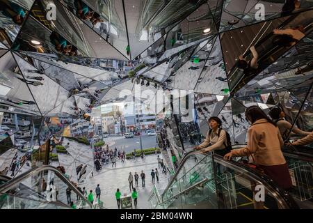 Die verspiegelte Eingangshalle zum Tokyu Plaza-Gebäude in Omotesando, Tokio, Japan. Stockfoto