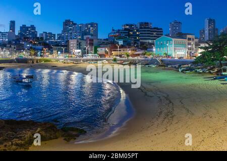 Sonnenuntergang am Strand von Rio Vermelho, Salvador, Bahia Staat, Brasilien Stockfoto