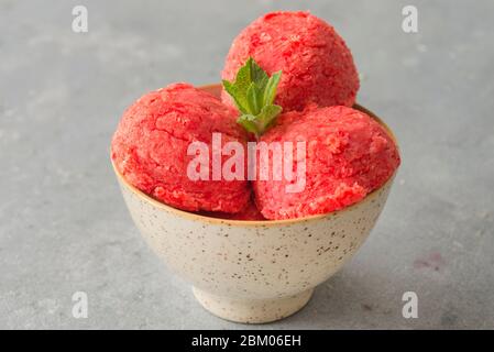 DAS BESTE ERDBEER-EIS REZEPT Stockfoto