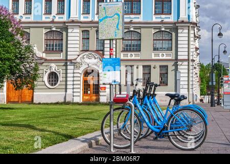 Sankt Petersburg, Russland, 3. Juni: Blick auf einen der Städte Fahrradverleih Parkplätze am Petersburger Damm in der Nähe der Makarovsky Schule, 3. Juni, Stockfoto