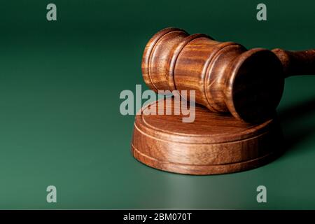 Holzrichter gavel auf Tisch aus nächster Nähe Stockfoto