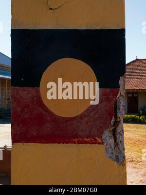 Australische Aboriginal-Flagge auf einer Säule Cockatoo Island gemalt Stockfoto