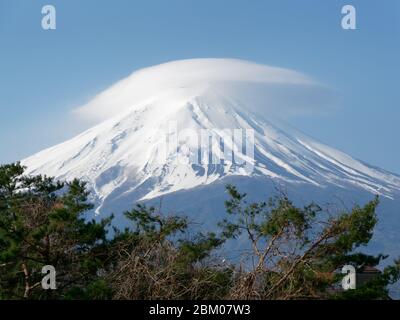 Mount Fuji mit Schneedecke und Wolken vom See Kawaguchiko aus gesehen, in Japan. Stockfoto