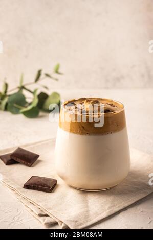 Hausgemachter Dalgona Kaffee. Trendy flauschig cremig Schlagsahne Getränk aus Instant-Kaffee, Zucker und Milch Stockfoto
