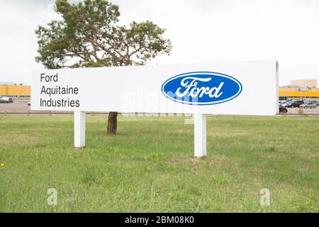 Blanquefort Bordeaux, Aquitaine/ Frankreich - 06 14 2018 : der amerikanische Autohersteller Ford will seine Getriebefabrik in der Nähe von Bordeaux verkaufen, Ford graduall Stockfoto