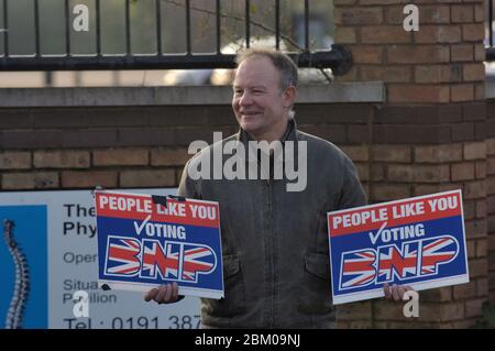 Tyneside BNP-Mitglied demonstriert vor einer Gewerkschaftskonferenz zum Rassismus Großbritannien 2008 Stockfoto