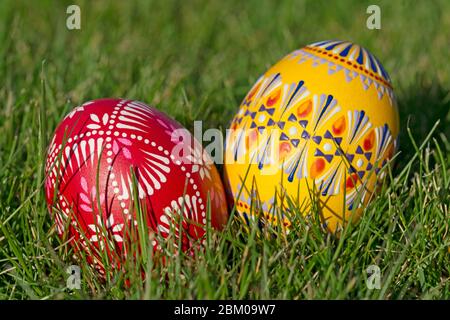 Zwei handbemalte Ostereier liegen im Gras Stockfoto