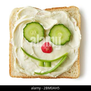 Lustig geröstetes Brot mit Frischkäse und Gemüse auf weißem Hintergrund isoliert, Draufsicht Stockfoto