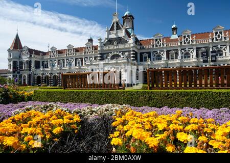 Gärten vor dem Bahnhof Dunedin, in einem eklektischen flämischen Renaissance-Stil gebaut. Stockfoto