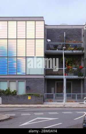 Moderne 2000er Jahre schillernde Farben preisgünstige Peabody Häuser Häuser Häuser auf Evelyn Road, Newham, London E16 1TU von Niall McLaughlin Architects Stockfoto