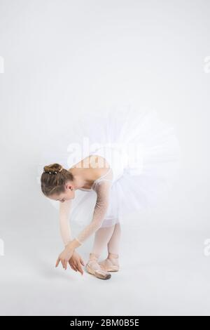 Junge Ballerina übt Ballettzüge im Studio aus Stockfoto