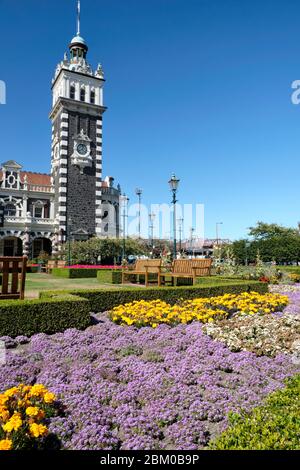 Gärten vor dem Bahnhof Dunedin, in einem eklektischen flämischen Renaissance-Stil gebaut. Stockfoto