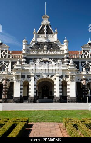 Gärten vor dem Bahnhof Dunedin, in einem eklektischen flämischen Renaissance-Stil gebaut. Stockfoto