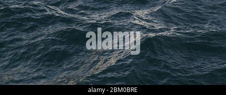 Nahaufnahme Oberfläche des welligen Ozeans blaues Meerwasser. Abstrakte Hintergrundtextur.3d-Rendering. Stockfoto