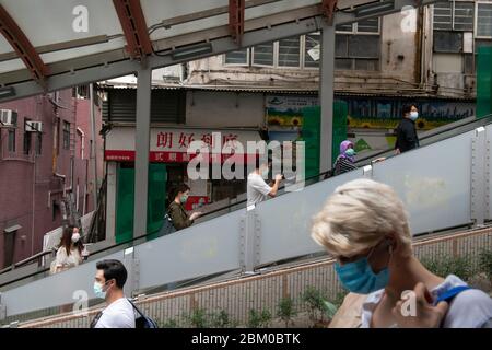 Hongkong, 11. april 2020 jeder, der nach draußen in den öffentlichen Raum geht, trägt in Hongkong Gesichtsmasken. Hier im Marktgebiet von Sai Ying Pun, West o Stockfoto
