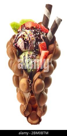 Hong kong oder Blase Waffel mit Eis und Früchten isoliert auf weißem Hintergrund Stockfoto
