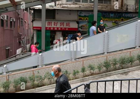 Hongkong, 11. april 2020 jeder, der nach draußen in den öffentlichen Raum geht, trägt in Hongkong Gesichtsmasken. Hier im Marktgebiet von Sai Ying Pun, West o Stockfoto
